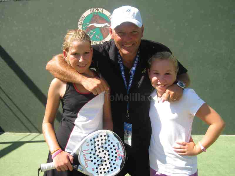 Cristian Volpe con dos de nuestras menores, las hermanas León
