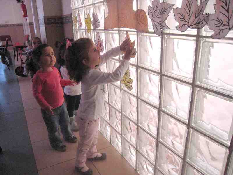 Niños de dos años se acercan a la naturaleza en los espacios del Colegio Enrique Soler