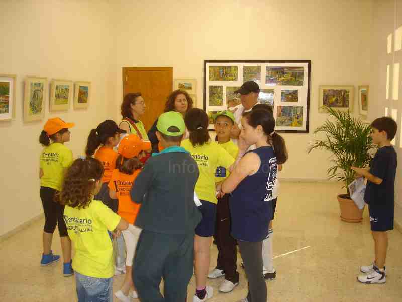 Alumnos de la Escuela Tierno Galván visitan la exposición de Pepe Gámez