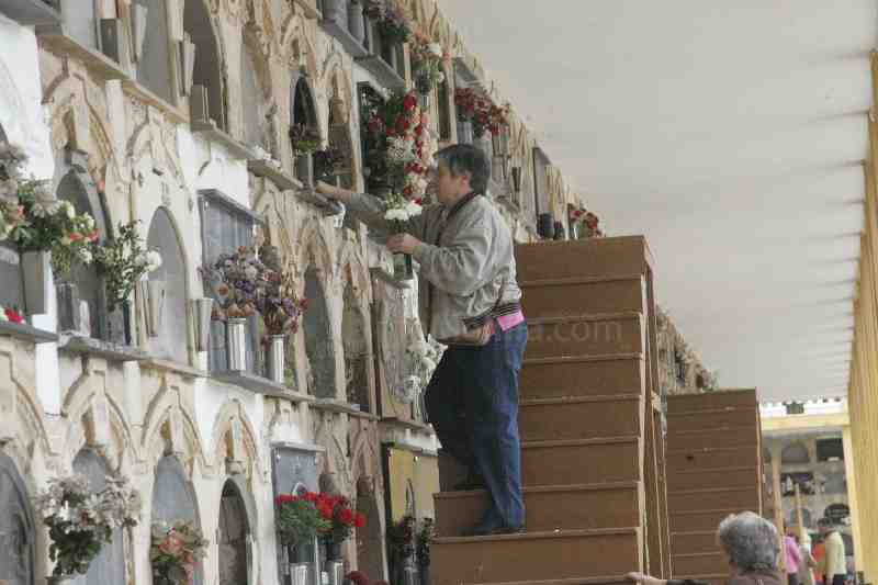 Cientos de melillenses visitan el cementerio en este Día de Todos los Santos a pesar del fuerte viento