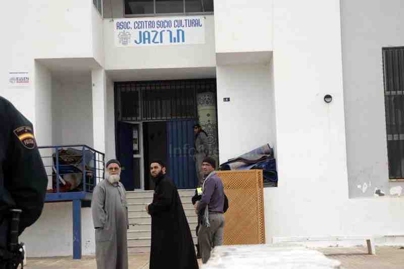 La Ciudad procede al desalojo de la mezquita de 'Los Pinares' en cumplimiento de una orden judicial