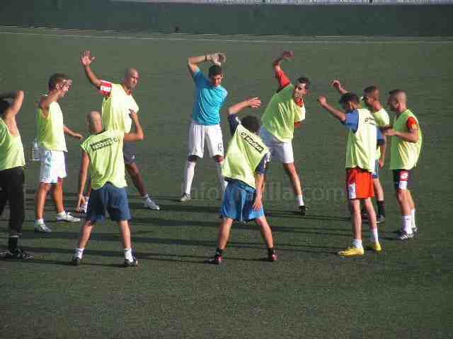 Los del peto amarillo realizando el calentamiento antes del partido