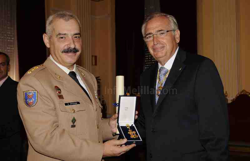 El Grupo de Regulares y el Regimiento de Artillería de Melilla reciben la Medalla de Oro, la más alta distinción de la Ciudad