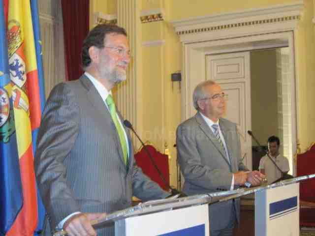 Rajoy junto a Imbroda durante su comparecencia ante la prensa