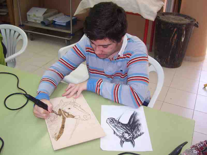 Educación y Colectivos Sociales ofrece un curso de pirograbado para jóvenes en el 'Tierno Galván'