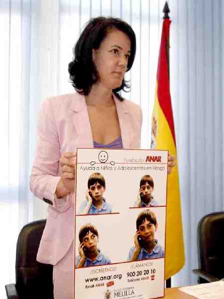 Garbín muestra el cartel anunciador del nuevo servicio