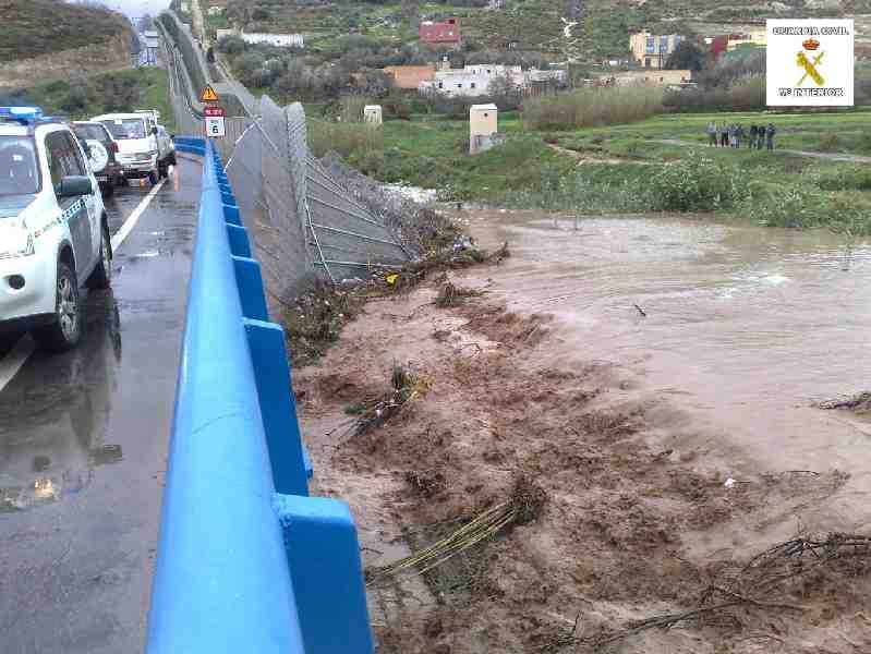 Una crecida del río de Oro provoca la caída de parte del vallado fronterizo en Melilla