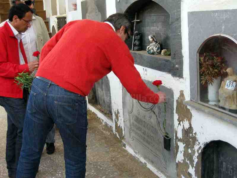 El PSOE rinde homenaje a los que dieron la vida en defensa de la libertad y la justicia como cada 1º de Mayo