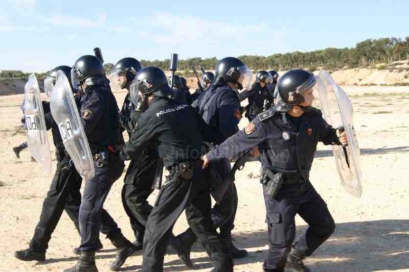 Los policías locales se especializan en actuación en altercados, desórdenes y grupos violentos
