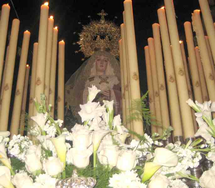 Más participación y solemnidad para acariciar al Nazareno y a María de los Dolores