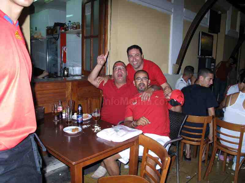Melilla se echa a la calle para celebrar el pase a la final de 'La Roja'