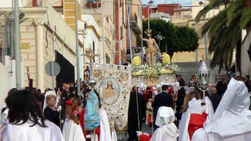 El Cristo Resucitado y María Santísima del Rocío ya acuden a su encuentro en la Plaza de España