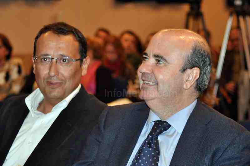 Gaspar Zarrías junto a Dionisio Muñoz, líder del PSOE local