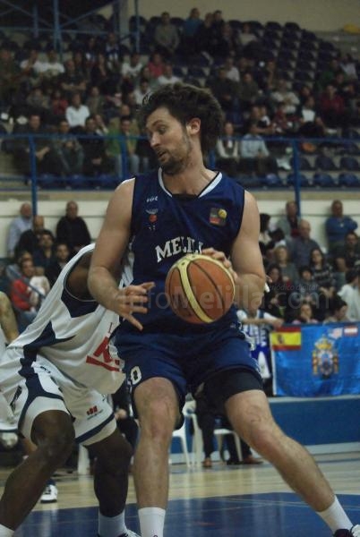 El pivot valenciano Miguel Montañana en plena acción