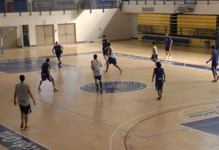 La plantilla jugando a fútbol sala
