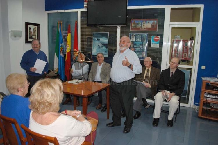 Poesía y acordeón visten de fiesta la sede de la Casa de Melilla en Granada