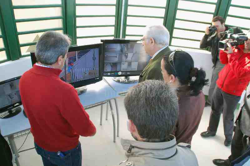 Imbroda interesándose por el módulo de seguridad del nuevo Centro de Reforma de Menores