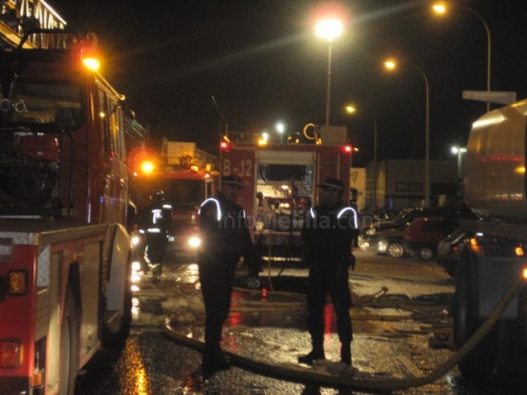 Un fallecido y numerosos daños materiales en un incendio declarado en una nave de chapa y pintura de vehículos