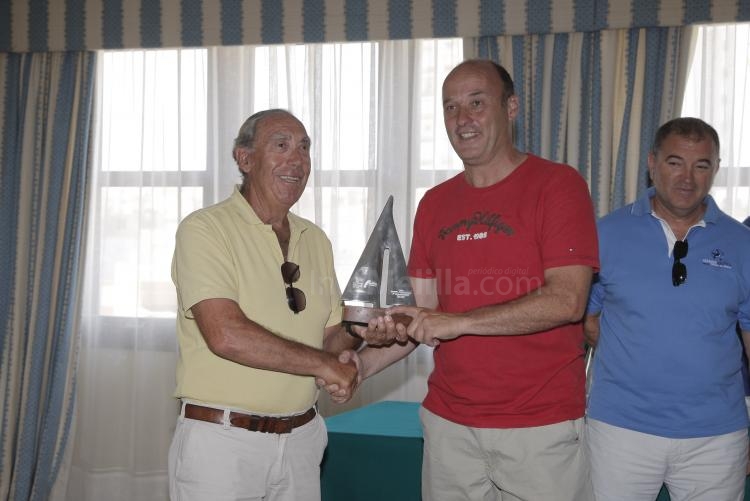 Carlos Rivas entregando un trofeo