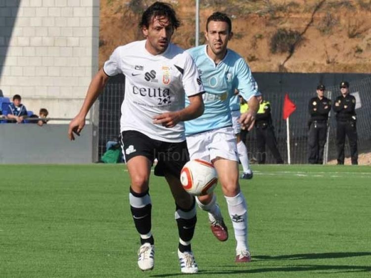 Manolo Pérez con la elástica de su actual equipo, la AD Ceuta