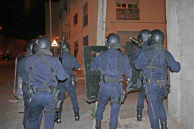 Queman media docena de contenedores y montan barricadas en La Cañada