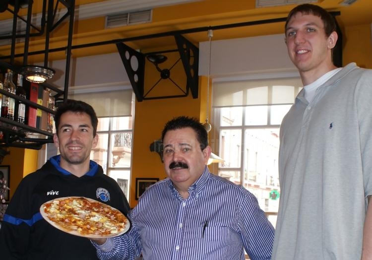Técnico, hostelero y jugador ante la presentación de la nueva pizza
