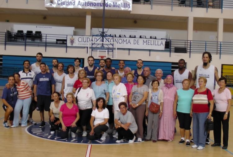 Sin duda, una entrañable imágen del equipo con nuestros mayores