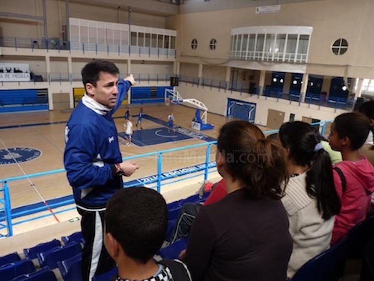 García de Vitoria con los estudiantes en las gradas