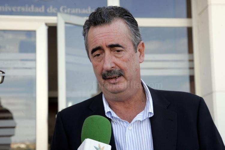 Ignacio Velázquez confirma ante notario su regreso a la política