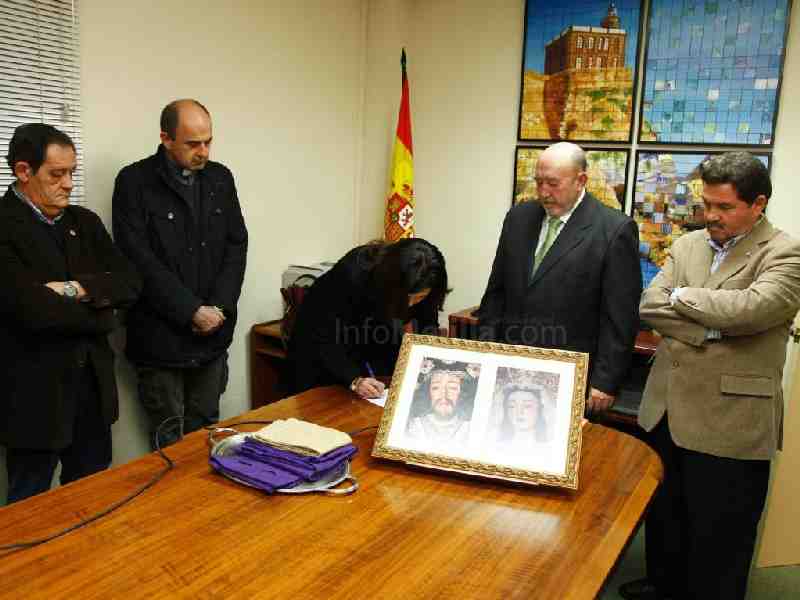 El Cautivo entrega las prendas de penitencia para la lberación del preso en Jueves Santo