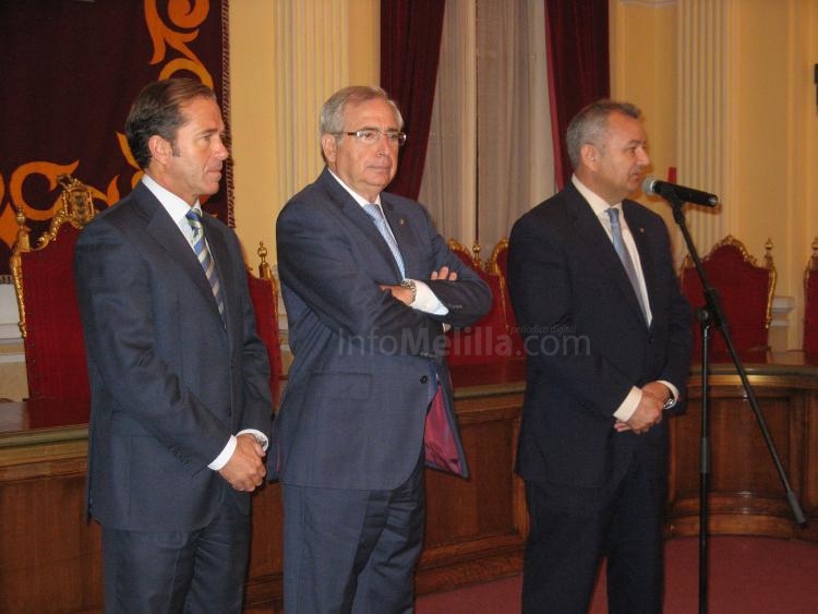 El presidente Imbroda flanqueado por Marín y Martínez