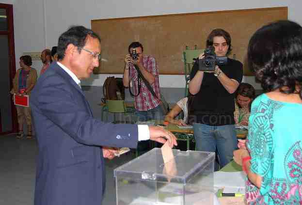 Dionisio Muñoz deposita su voto