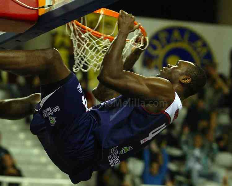 El nuevo pivot de Melilla Baloncesto,Odiakosa en pleno mate