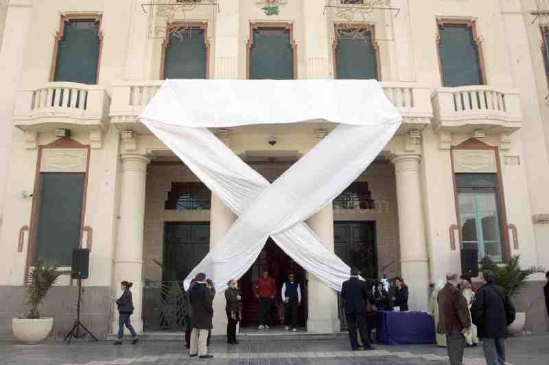 El lazo blanco expresa la condena social de la violencia de género