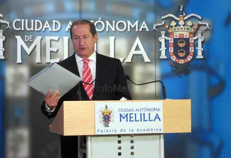 Marín muestra el expediente del caso del Teatro Kursaal-Nacional