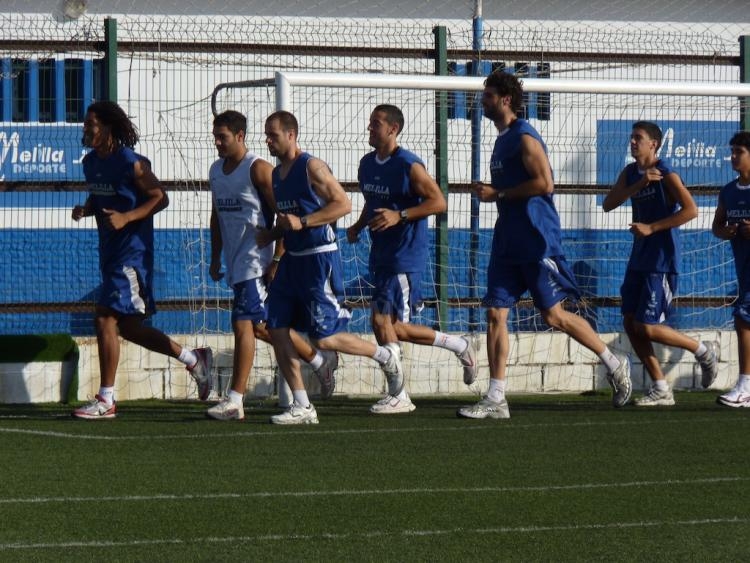 La plantilla ejercitándose sobre el césped sintétitio del "Fernando Pernías"