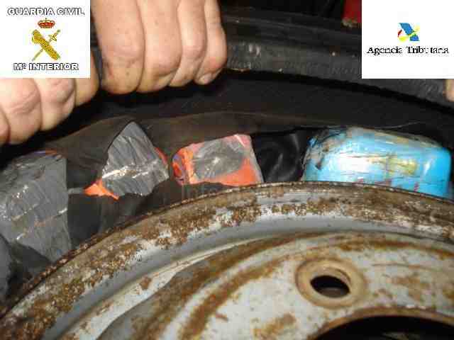 Droga escondida en el interior de las ruedas de un camión