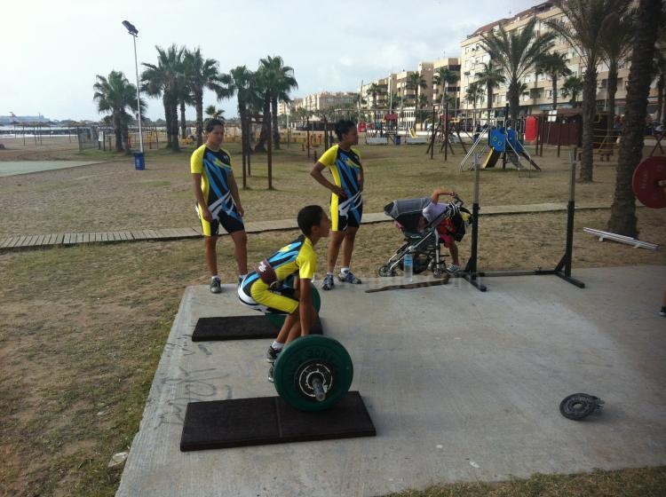 La Halterofilia melillense comienza su preparación para el Campeonato de España Sub-15 en las playas de la Ciudad