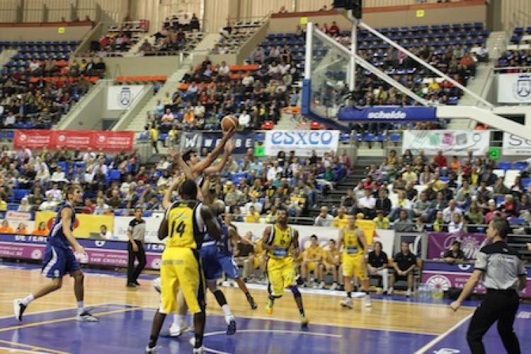 Imágen de los canarios en su cancha de juego