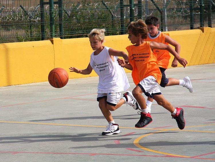Baloncesto Base: Éxito en la primera jornada en la Liga interna de Baloncesto Colegio Enrique Soler