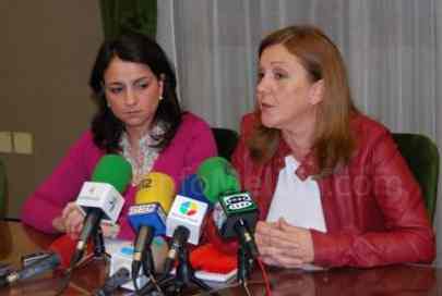 Dunia Almansouri, diputada de CpM (izq.), y Celia Sarompas, diputada del PSOE (dcha.)