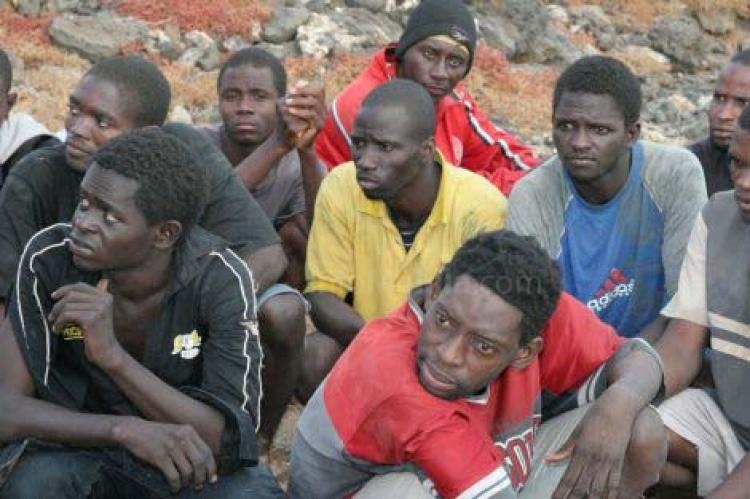 Rescatados en Melilla 23 inmigrantes en una embarcación a punto de hundirse