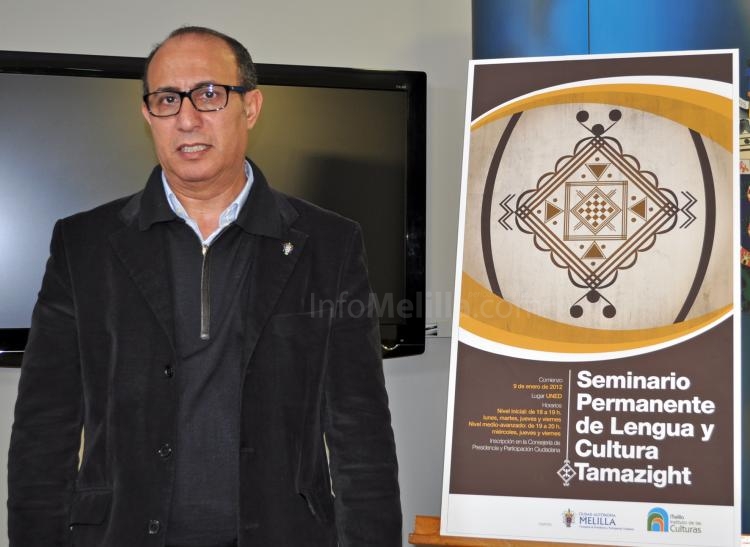 El Barkani, junto al cartel de la nueva edición del seminario