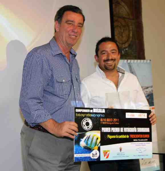 El vencedor, Luis Carmona, junto al consejero Antonio Miranda