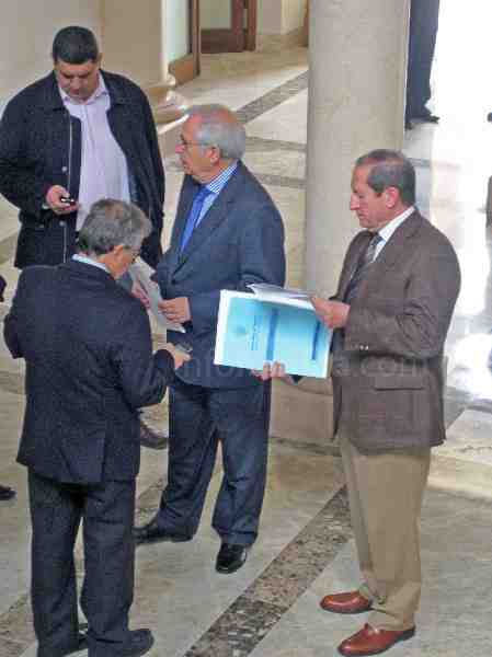 Juan José Imbroda (centro) y Rafael Marín (derecha), en el interior del antiguo Hospital de Cruz Roj