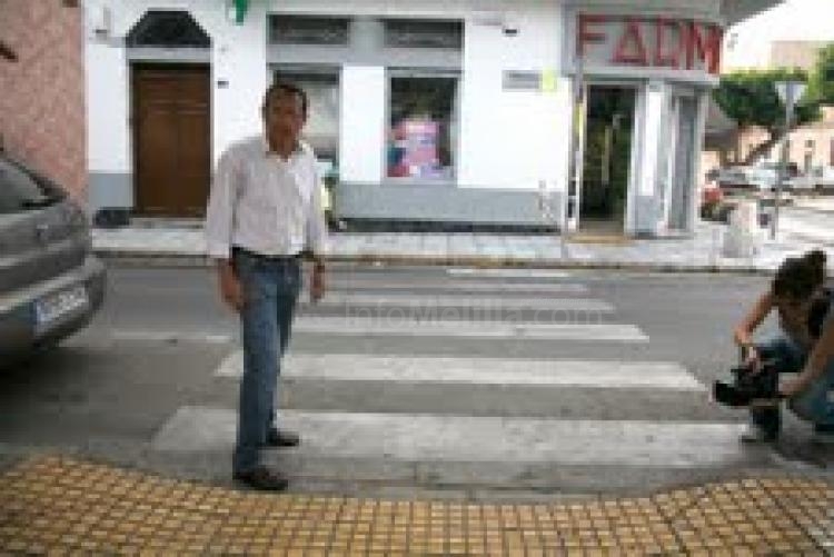 Muñoz ha mostrado el estado de las aceras del barrio del Real