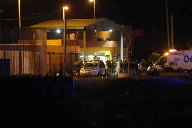 Cerca de 150 inmigrantes protagonizan una fuerte pelea en el CETI