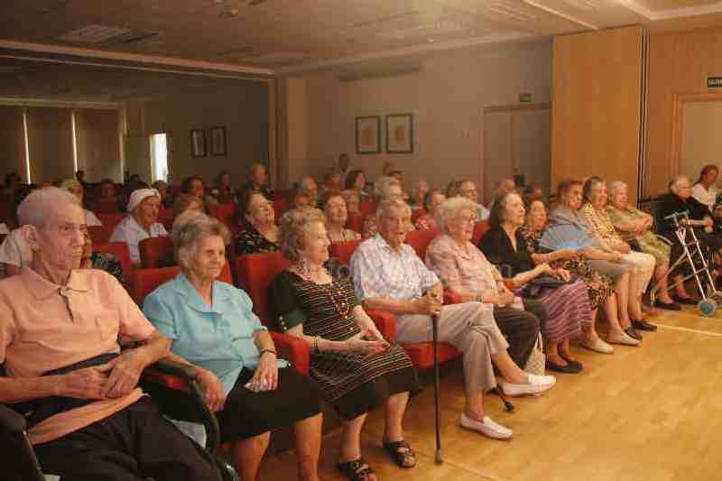 Piden a la Fundación 'La Caixa' que no retire las ayudas para impartir las clases que reciben los mayores del Centro de Día