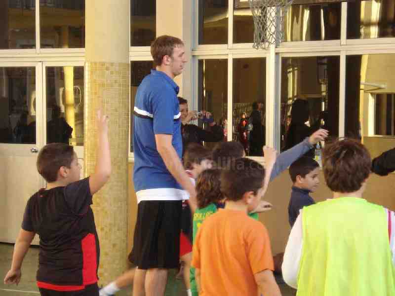 Foote compartiendo momentos gratos con los chicos y chicas de dicha Escuela