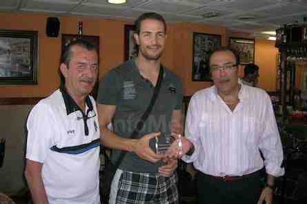 Alejandro Hernandez rodeado del doctor Corbacho y el presdiente del Club Jaime Auday